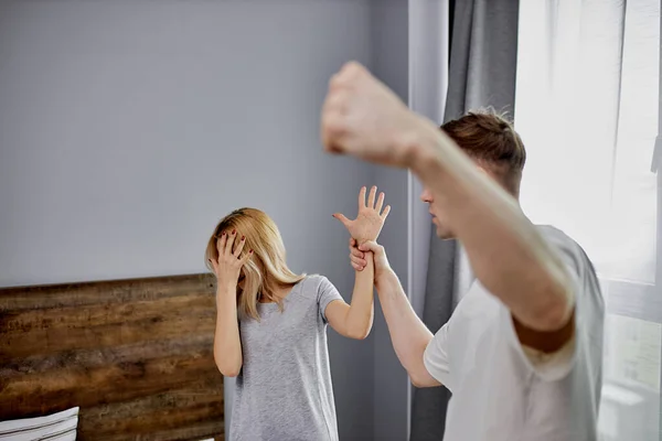 Infeliz mujer indefensa sufre de violencia doméstica — Foto de Stock