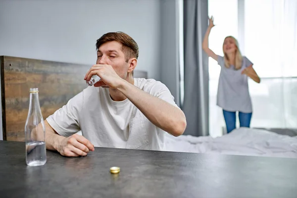 Woman does not know what to do with this mediocre husband an alcoholic — Stock Photo, Image
