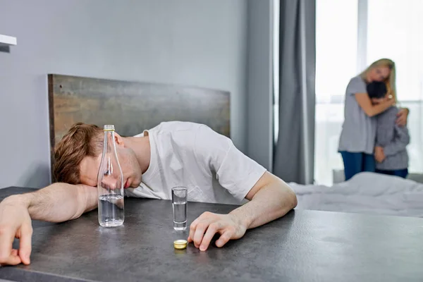 Junger gebrochener Mann spülte seinen Schmerz mit Alkohol herunter — Stockfoto