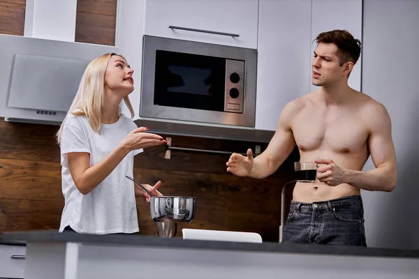 Homem pede a sua esposa para cozinhar uma variedade de pratos, agressões da esposa sobre isso — Fotografia de Stock
