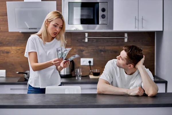 Waarom verdien je zo weinig geld? Ontevreden vrouw praat met luie man. — Stockfoto