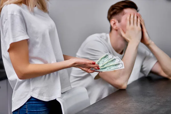 Esposa indignado por qué el marido trae tan poco dinero en una cartera familiar — Foto de Stock