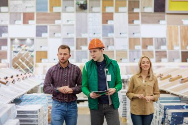 Birkaç müşteri depo çalışanından yardım ve tavsiye istedi.