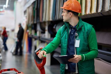 Dağıtım merkezinin kendine güvenen çalışanı iş başında