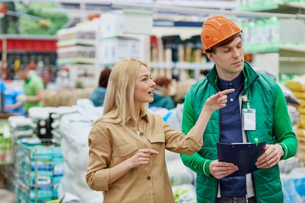 Junge kaukasische Dame Kundenshow bei Ware, die sie mochte — Stockfoto