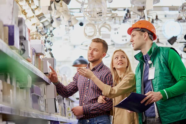 Paar bat Kunden um Hilfe und Rat von Lagerarbeiter — Stockfoto