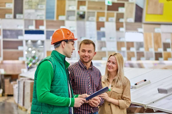 Birkaç müşteri depo çalışanından yardım ve tavsiye istedi.