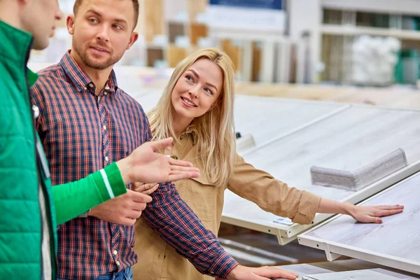 Couple marié est venu sur le marché pour faire l'achat — Photo