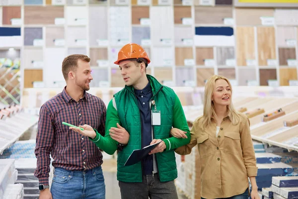 Şirin müşteriler ve dağıtım merkezi çalışanı.