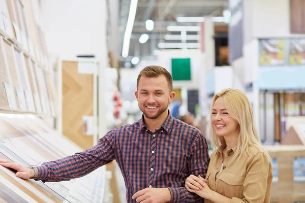 Bonita pareja encantadora en la tienda — Foto de Stock