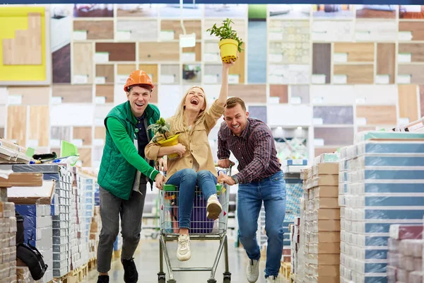 Glad positiv kvinna ha kul, njuta på marknaden — Stockfoto