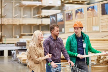 Arkadaş canlısı depo çalışanı müşteriye yardım etmeyi seviyor, işini seviyor