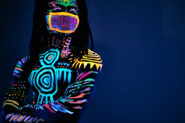 Coronavirus konsepti. Floresan maskeli adam.