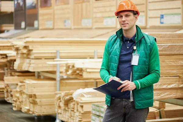 Trabalhador do armazém classifica mercadoria na fábrica, mercado — Fotografia de Stock