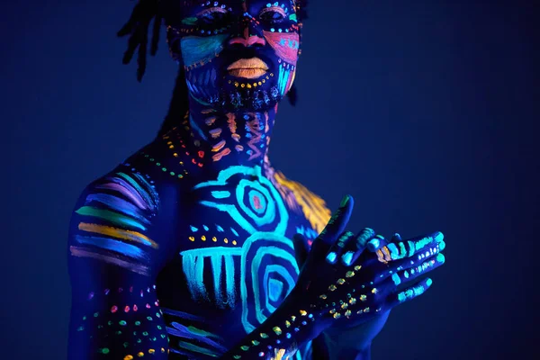 Homem negro com arte corporal fluorescente. estúdio tiro — Fotografia de Stock
