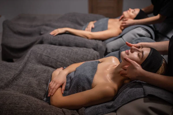 Jonge dames krijgen anti aging massage op de hals — Stockfoto
