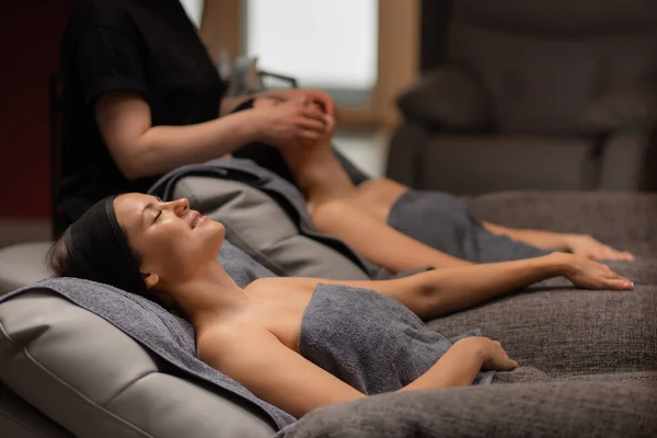 Kaukasische dames hebben rust tijdens facelift massage in spa — Stockfoto