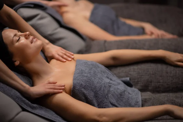 Mooie gezonde Kaukasische vrouwen ontspannen op massage tabe — Stockfoto