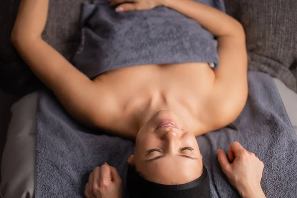 Вид сверху на расслабленную женщину после массажа — стоковое фото