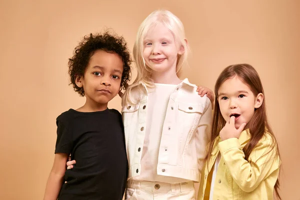 Retrato de adoráveis diversas crianças isoladas — Fotografia de Stock