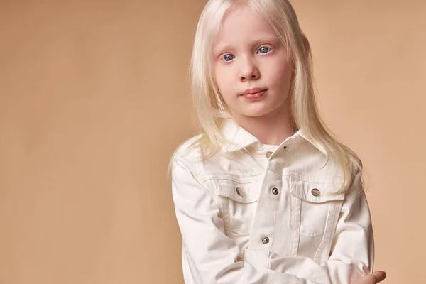 Imádnivaló albínó lány 7-9 éves elszigetelt — Stock Fotó