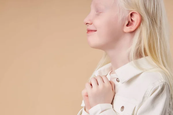 Sidovy på albino barn i väntan på en gåva — Stockfoto