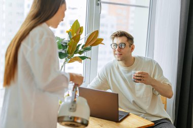 Kafkasyalı genç bayan her zaman kocasının yanında çalışıyor.