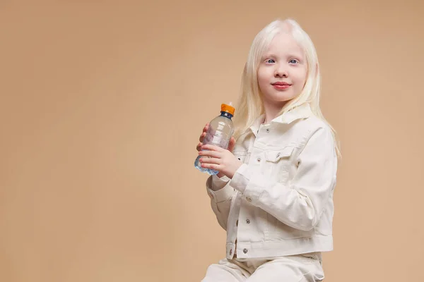 Niño albino bastante caucásico con botella de agua —  Fotos de Stock