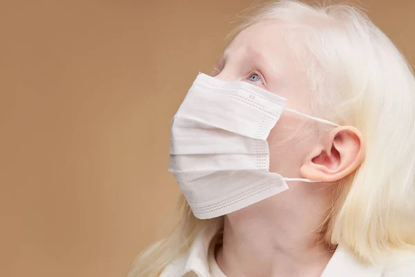 Niño albino inocente pedir ayuda a Dios, en máscara médica aislado —  Fotos de Stock