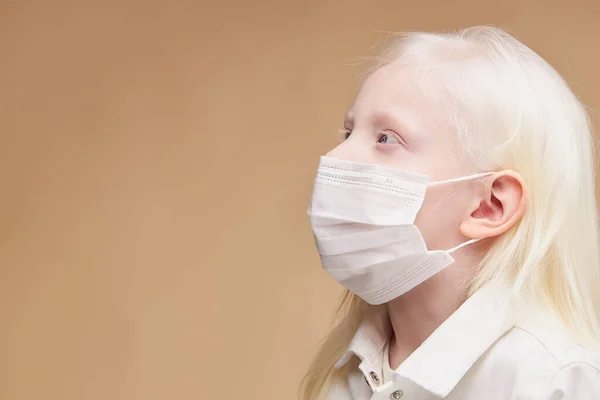 Coronavirus, concepto covid-19. niño albino en máscara médica aislado —  Fotos de Stock