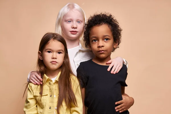 Adorable kids of diverse nationalities and skin colors stand together — Stock Photo, Image