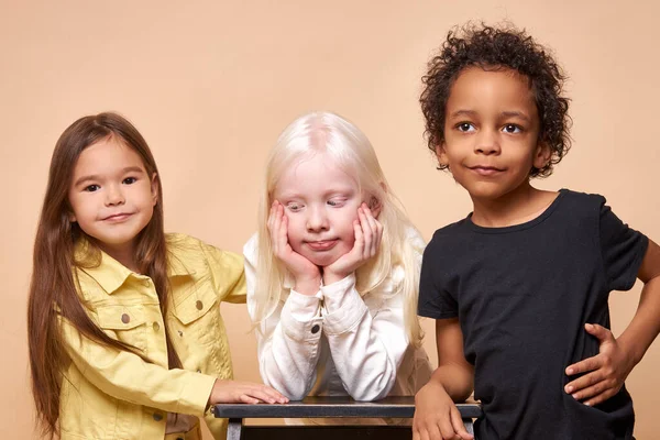 Olika utseende är inte ett hinder för vänskap mellan barn — Stockfoto