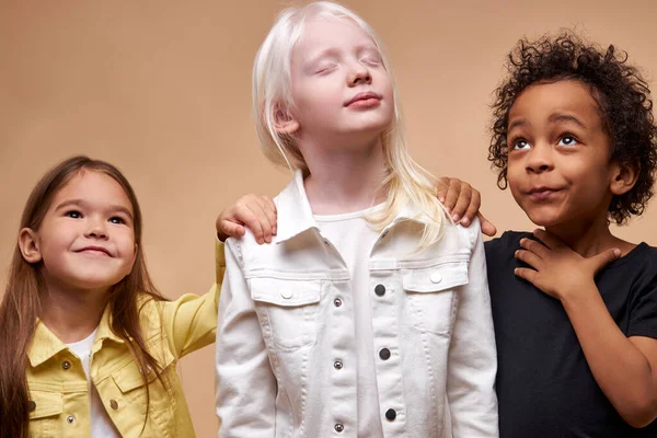 Bedårande barn av olika nationaliteter och hudfärger står tillsammans — Stockfoto