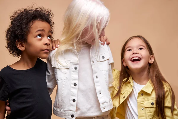Retrato de crianças positivas, crianças multiétnicas — Fotografia de Stock