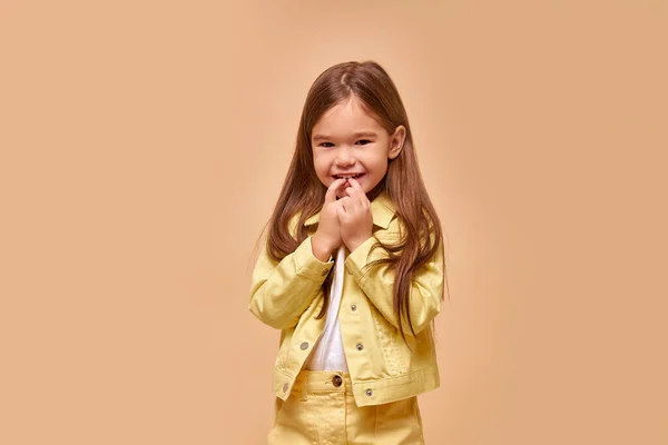 Portrait of little girl awaiting of gift — Stock Photo, Image