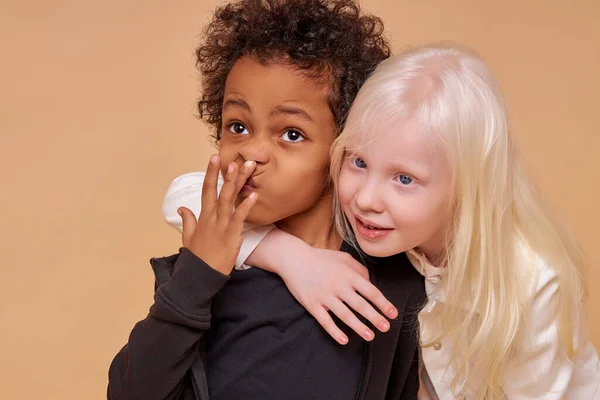 Amigável albino menina abraço multirracial menino de volta — Fotografia de Stock