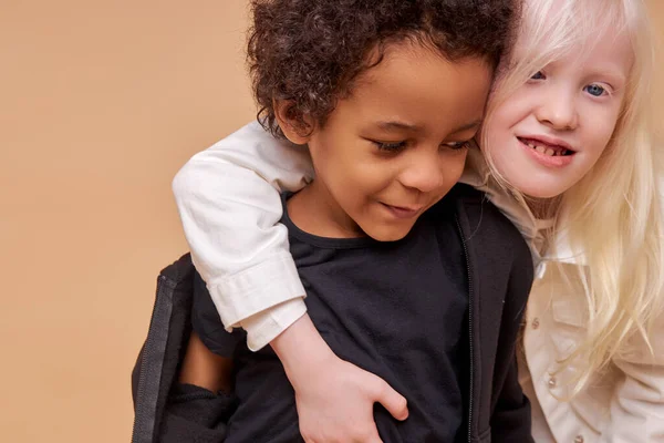 Mooi albino meisje met weinig afro jongen geïsoleerd — Stockfoto