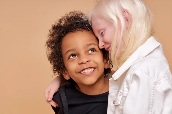 Amistad entre dos niños de diferentes nacionalidades — Foto de Stock