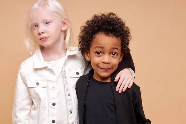 Bela menina albino com pouco menino africano isolado — Fotografia de Stock