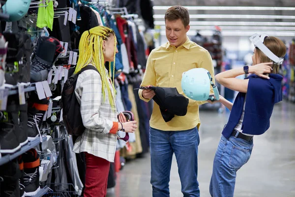 Caucasiano jovens clientes vieram em loja de roupas esportivas — Fotografia de Stock
