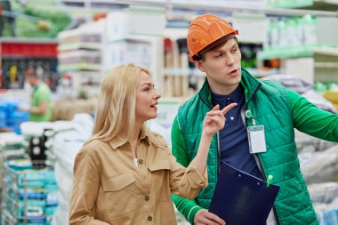 Beyazlı genç bayan müşteri gösterisini beğendi.