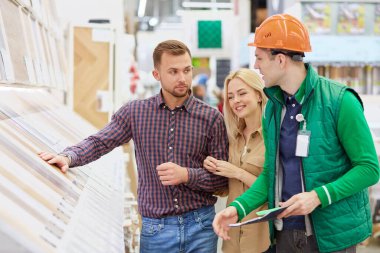 Evli çift piyasada mal almak istiyor.