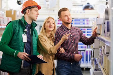 cana yakın depo çalışanı müşterilere danışır ve yardım eder