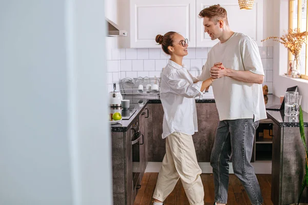 Beautiful married couple dancing at home — Stock Photo, Image