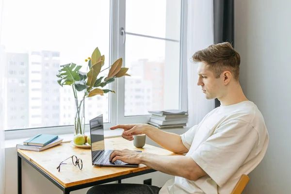 Jonge Kaukasische man werken thuis — Stockfoto