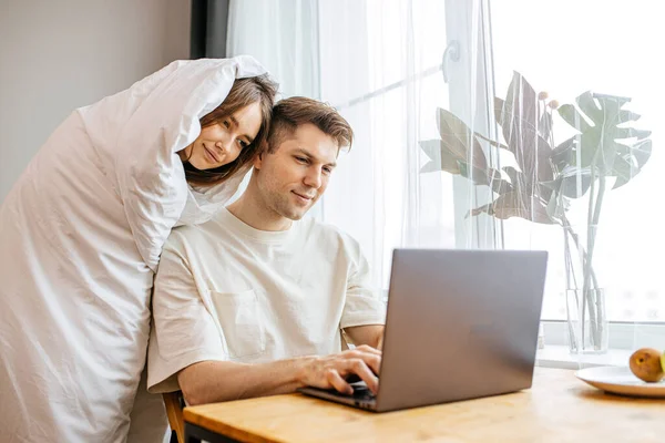 Schattig Kaukasische dame leunde op haar man, steun hem in de ochtend — Stockfoto