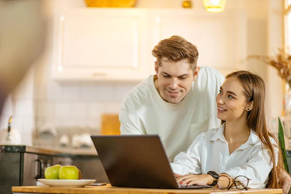 Junges kaukasisches Paar will seine erste Immobilie online kaufen — Stockfoto