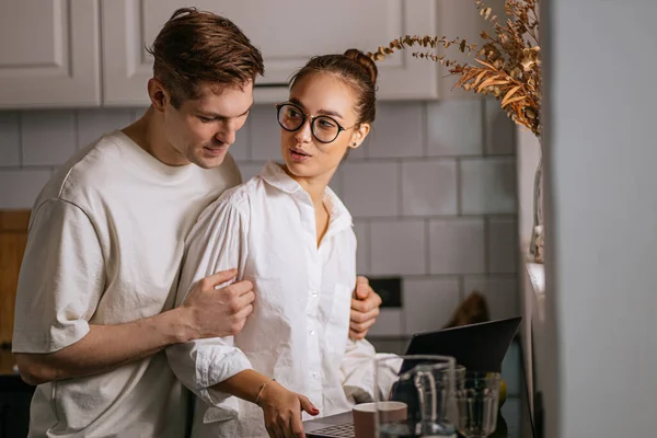 Feliz casal caucasiano na cozinha — Fotografia de Stock