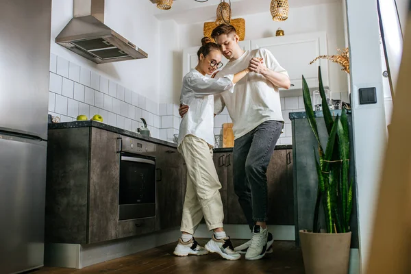Пара танцует дома, они счастливы вместе — стоковое фото