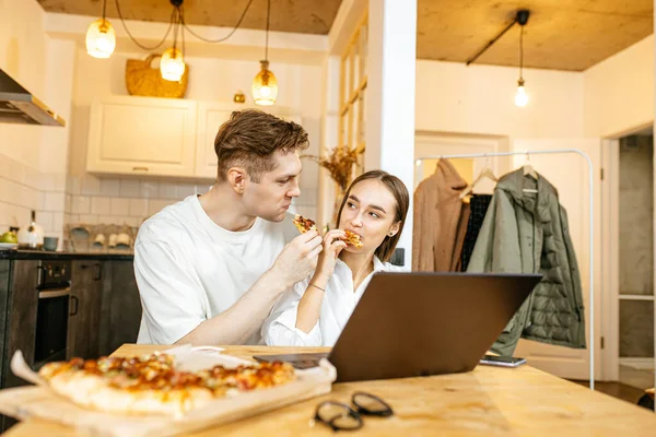 Happy married couple eat pizza from delivery service and watch film — Stock Photo, Image